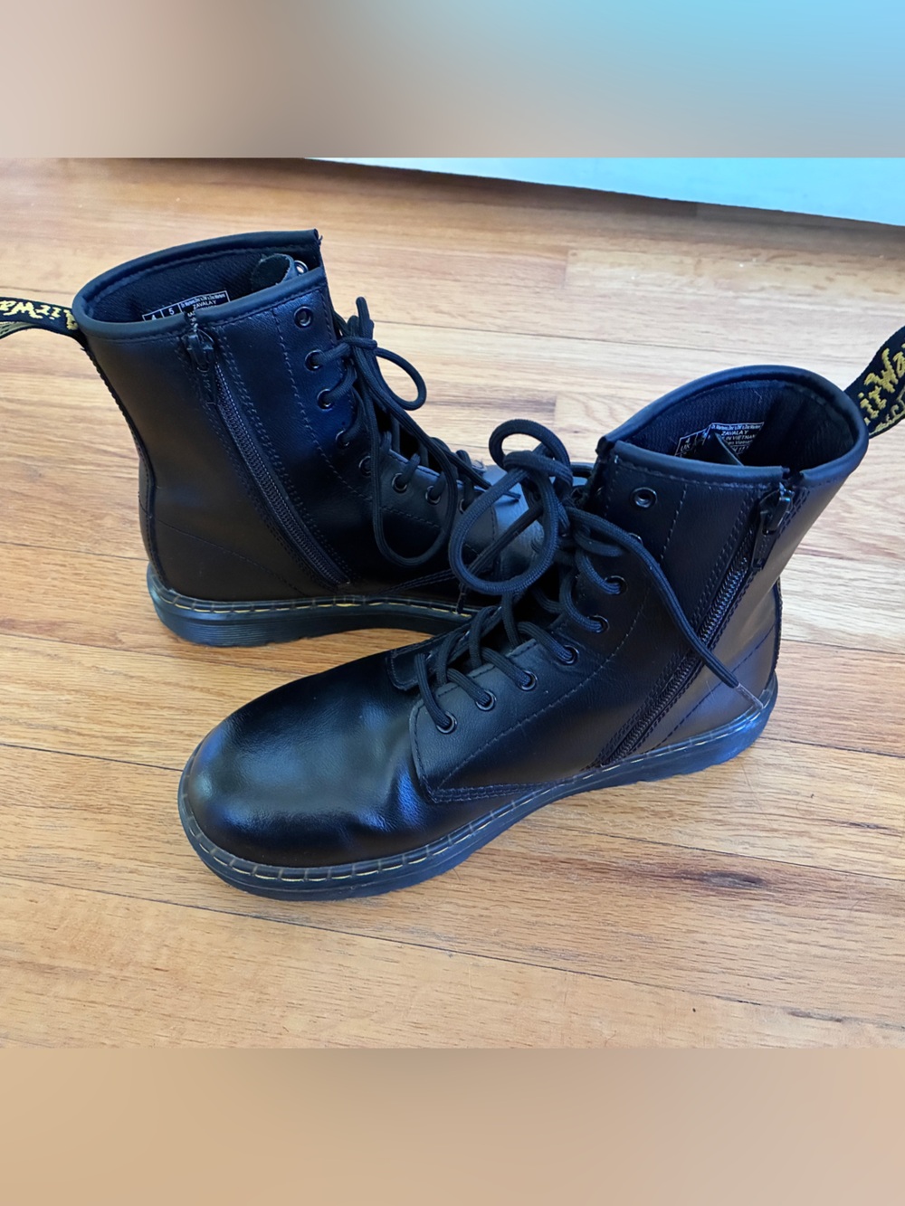 Dr. Martens Black Leather Classic Zavala Combat Boot W’s 6 / M’s 5